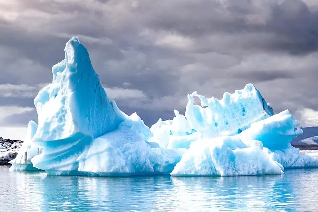 Emozioni Iceberg
Appartiene a quelle persone che nella loro vita hanno dovuto reprimere,  la rabbia, i sentimenti che provavano perché non erano approvati dai propri genitori o dalle figure di accudimento.
