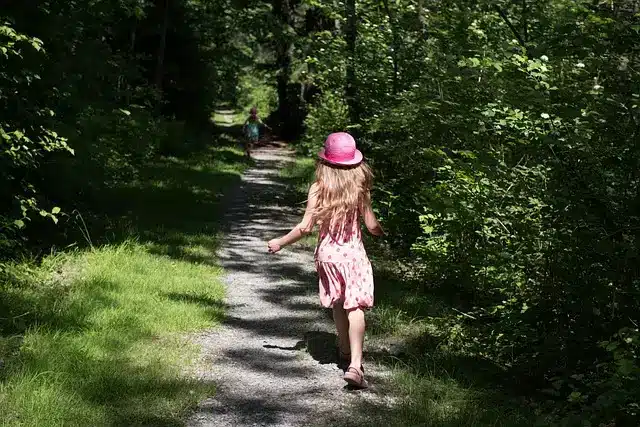 dieta antinfiammatoria persona felice che corre nel bosco